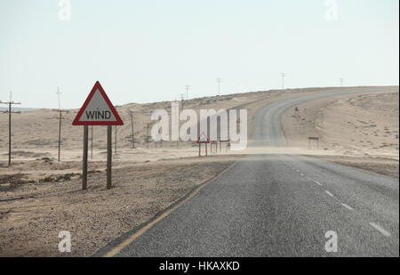 Sand weht über die Straße in der Nähe von Lüderitz in Namibia Stockfoto