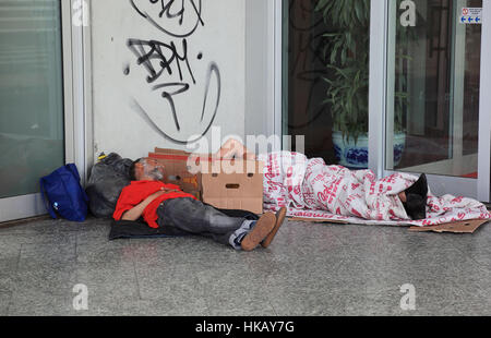 Italien, Stadt Mailand, bum, Obdachlose auf dem Boden schlafen Stockfoto