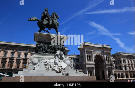 Italien, Mailand, Stadtzentrum, Reiterstatue des Königs Viktor Emanuel vor Galleria Vittorio Emanuele II, Einkaufszentrum auf Piazza Dom Stockfoto