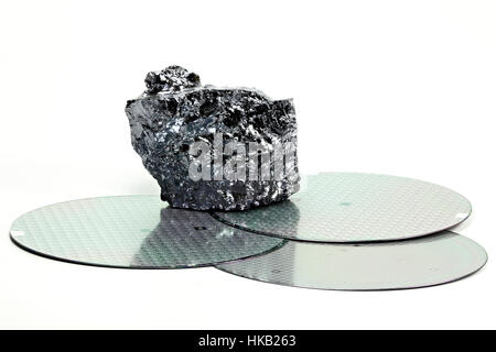 Wafer mit Stück polykristalline Silizium isoliert auf weißem Hintergrund Stockfoto