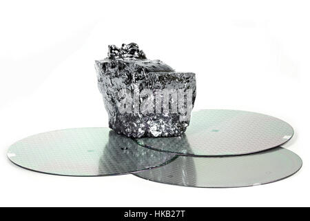 Wafer mit Stück polykristalline Silizium isoliert auf weißem Hintergrund Stockfoto
