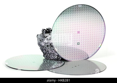 Wafer mit Stück polykristalline Silizium isoliert auf weißem Hintergrund Stockfoto