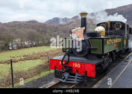 Schmalspur-Dampflokomotive steht in Beddgelert Station auf der Welsh Highland Railway Stockfoto