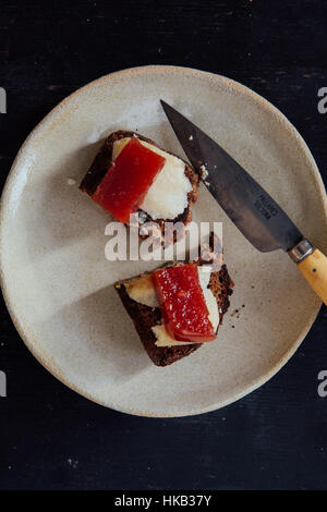 Fügen Sie Roggen Toast, Gamonéu Käse und Quitte Stockfoto