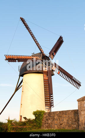 Schöne Aussicht auf Schären Windmühlen in Irland. Stockfoto