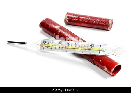 medizinische Quecksilber-Thermometer isoliert auf weißem Hintergrund Stockfoto