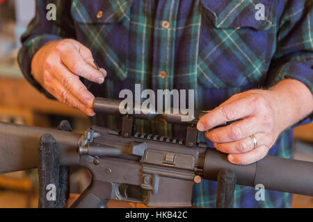 Montage eines Bereichs für eine AR-15 Mann Stockfoto