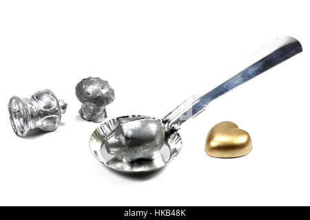 führen Sie Stücke und Löffel für molybdomancy Stockfoto