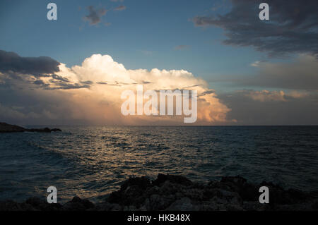 Sonnenuntergang über dem Meer in Baia Delle Sirene Marina di Camerota Kampanien Italien Stockfoto