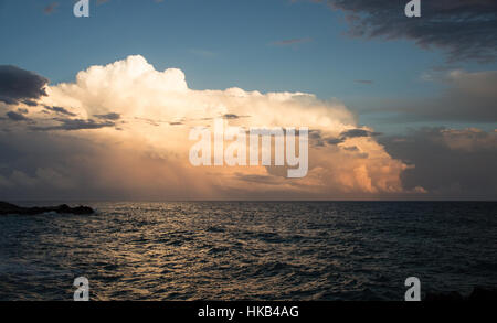 Sonnenuntergang über dem Meer in Baia Delle Sirene Marina di Camerota Kampanien Italien Stockfoto