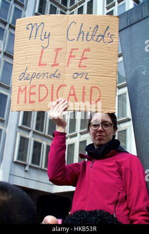 Philadelphia, USA. 26 Jan, 2017. Eine Frau, deren Kind Leben hängt von Medicaid Proteste gegen die Aufhebung der Erschwingliche Pflege und Verlust von Medicaid - Expansion. Credit: Jana Shea/Alamy leben Nachrichten Stockfoto