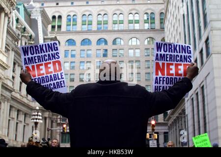 Philadelphia, USA. Januar 2017. Unter Tausenden protestiert ein schwarzer Aktivist gegen die Aufhebung des Affordable Care Act und Kürzungen bei Medicaid. Quelle: Jana Shea/Alamy Live News Stockfoto