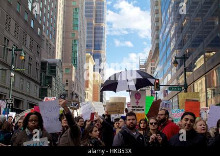 Philadelphia, USA. 26 Jan, 2017. Tausende protestieren gegen Präsident Donald j.trump Besuch in Philadelphia. republikanische Führer in der Stadt einberufen haben für drei Tage geschlossen - Tür strategizing. Credit: jana Shea/alamy leben Nachrichten Stockfoto