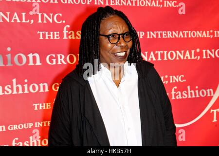 New York, NY, USA. 26. Januar 2017. Whoopi Goldberg bei der Ankunft für die 20. jährlichen FGI Rising Star Awards, Cipriani 42nd Street, New York, USA.  Bildnachweis: Steve Mack/Everett Collection/Alamy Live-Nachrichten Stockfoto