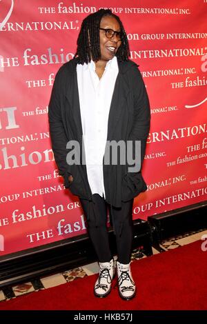 New York, NY, USA. 26. Januar 2017. Whoopi Goldberg bei der Ankunft für die 20. jährlichen FGI Rising Star Awards, Cipriani 42nd Street, New York, USA.  Bildnachweis: Steve Mack/Everett Collection/Alamy Live-Nachrichten Stockfoto