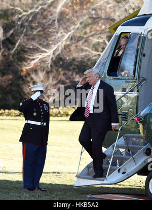 Washington, USA. 26. Januar 2017. U.S. President Donald Trump (R) kehrt ins Weiße Haus aus Philadelphia, in Washington, DC, USA. US-Präsident Donald Trump will eine 20-Prozent-Grenze-Steuer auf alle Einfuhren aus Mexiko, sagte Sprecher des weißen Hauses Sean Spicer am Donnerstag. Bildnachweis: Yin Bogu/Xinhua/Alamy Live-Nachrichten Stockfoto