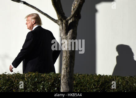 Washington, USA. 26. Januar 2017. US-Präsident Donald Trump geht zum Oval Office nach der Rückkehr ins Weiße Haus in Washington, DC, USA. US-Präsident Donald Trump will eine 20-Prozent-Grenze-Steuer auf alle Einfuhren aus Mexiko, sagte Sprecher des weißen Hauses Sean Spicer am Donnerstag. Bildnachweis: Yin Bogu/Xinhua/Alamy Live-Nachrichten Stockfoto