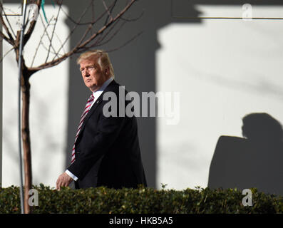 Washington, USA. 26. Januar 2017. US-Präsident Donald Trump geht zum Oval Office nach der Rückkehr ins Weiße Haus in Washington, DC, USA. US-Präsident Donald Trump will eine 20-Prozent-Grenze-Steuer auf alle Einfuhren aus Mexiko, sagte Sprecher des weißen Hauses Sean Spicer am Donnerstag. Bildnachweis: Yin Bogu/Xinhua/Alamy Live-Nachrichten Stockfoto