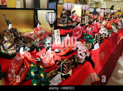 Tokio, Japan. 26. Januar 2017. Japans Puppenmacherin Kyugetsu zeigt Gruppen von "Hina" Puppen auf der Unternehmens-Showroom in Tokio vor der Hina-Matsuri oder Girls' Festival in Japan am 3. März. Japanische Eltern schmücken traditionell Hina-Puppen, in der Regel repräsentieren alte japanische Monarchen, die jährliche Puppen-Festival zu feiern. Kredite: Yoshio Tsunoda/AFLO/Alamy Live-Nachrichten Stockfoto