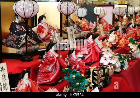 Tokio, Japan. 26. Januar 2017. Japans Puppenmacherin Kyugetsu zeigt Gruppen von "Hina" Puppen auf der Unternehmens-Showroom in Tokio vor der Hina-Matsuri oder Girls' Festival in Japan am 3. März. Japanische Eltern schmücken traditionell Hina-Puppen, in der Regel repräsentieren alte japanische Monarchen, die jährliche Puppen-Festival zu feiern. Kredite: Yoshio Tsunoda/AFLO/Alamy Live-Nachrichten Stockfoto