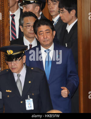 Tokio, Japan. 26. Januar 2017. Der japanische Premierminister Shinzo Abe kommt an das Unterhaus Haushaltstagung Ausschuss bei der National Diet in Tokio. Abe geht davon aus, mit der neuen US-Präsidenten Donald Trump treffen Anfang nächsten Monats in Washington um Handelsfragen zu diskutieren, wie Trump zum Rücktritt des Handels mit TPP unterzeichnet Verhandlung beschäftigen. Kredite: Yoshio Tsunoda/AFLO/Alamy Live-Nachrichten Stockfoto