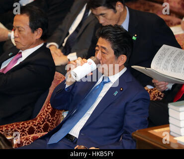 Tokio, Japan. 26. Januar 2017. Der japanische Premierminister Shinzo Abe trinkt Wasser, während das Unterhaus Haushaltstagung Ausschuss bei der National Diet in Tokio. Abe geht davon aus, mit der neuen US-Präsidenten Donald Trump treffen Anfang nächsten Monats in Washington um Handelsfragen zu diskutieren, wie Trump zum Rücktritt des Handels mit TPP unterzeichnet Verhandlung beschäftigen. Kredite: Yoshio Tsunoda/AFLO/Alamy Live-Nachrichten Stockfoto