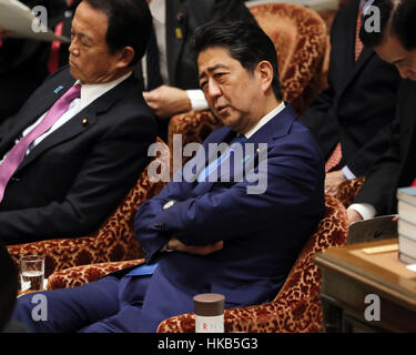 Tokio, Japan. 26. Januar 2017. Der japanische Premierminister Shinzo Abe hört auf eine Frage von einer Opposition Gesetzgeber während das Unterhaus Haushaltstagung Ausschuss bei der National Diet in Tokio. Abe geht davon aus, mit der neuen US-Präsidenten Donald Trump treffen Anfang nächsten Monats in Washington um Handelsfragen zu diskutieren, wie Trump zum Rücktritt des Handels mit TPP unterzeichnet Verhandlung beschäftigen. Kredite: Yoshio Tsunoda/AFLO/Alamy Live-Nachrichten Stockfoto