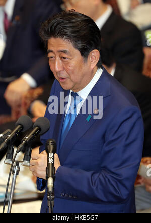 Tokio, Japan. 26. Januar 2017. Der japanische Premierminister Shinzo Abe beantwortet eine Frage durch einen Widerstand Gesetzgeber während das Unterhaus Haushaltstagung Ausschuss bei der National Diet in Tokio. Abe geht davon aus, mit der neuen US-Präsidenten Donald Trump treffen Anfang nächsten Monats in Washington um Handelsfragen zu diskutieren, wie Trump zum Rücktritt des Handels mit TPP unterzeichnet Verhandlung beschäftigen. Kredite: Yoshio Tsunoda/AFLO/Alamy Live-Nachrichten Stockfoto