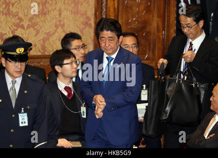 Tokio, Japan. 26. Januar 2017. Der japanische Premierminister Shinzo Abe kommt an das Unterhaus Haushaltstagung Ausschuss bei der National Diet in Tokio. Abe geht davon aus, mit der neuen US-Präsidenten Donald Trump treffen Anfang nächsten Monats in Washington um Handelsfragen zu diskutieren, wie Trump zum Rücktritt des Handels mit TPP unterzeichnet Verhandlung beschäftigen. Kredite: Yoshio Tsunoda/AFLO/Alamy Live-Nachrichten Stockfoto