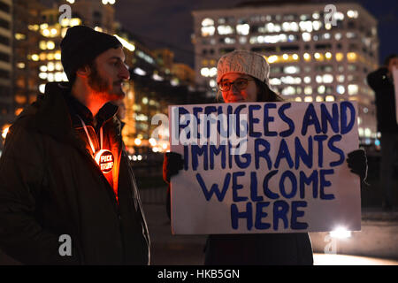 Washington, USA. 26. Januar 2017. Aktivisten in der Innenstadt von Washington, D.C. protestieren vorgeschlagene Durchführungsverordnung Präsident Donald Trump Donnerstag, Flüchtling Kinobesuche für 4 Monate zu stoppen und anhalten oder Einreise in die USA aus mehrheitlich muslimischen Ländern zu verbieten. Aktivisten fordern die Bestellung einer '' backdoor muslimischen Verbot ". Bildnachweis: Miguel Juarez Lugo/ZUMA Draht/Alamy Live-Nachrichten Stockfoto