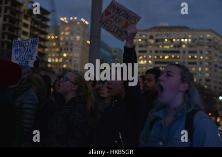 Washington, USA. 26. Januar 2017. Aktivisten in der Innenstadt von Washington, D.C. protestieren vorgeschlagene Durchführungsverordnung Präsident Donald Trump Donnerstag, Flüchtling Kinobesuche für 4 Monate zu stoppen und anhalten oder Einreise in die USA aus mehrheitlich muslimischen Ländern zu verbieten. Aktivisten fordern die Bestellung einer '' backdoor muslimischen Verbot ". Bildnachweis: Miguel Juarez Lugo/ZUMA Draht/Alamy Live-Nachrichten Stockfoto