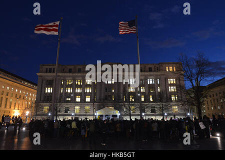 Washington, USA. 26. Januar 2017. Aktivisten in der Innenstadt von Washington, D.C. protestieren vorgeschlagene Durchführungsverordnung Präsident Donald Trump Donnerstag, Flüchtling Kinobesuche für 4 Monate zu stoppen und anhalten oder Einreise in die USA aus mehrheitlich muslimischen Ländern zu verbieten. Aktivisten fordern die Bestellung einer '' backdoor muslimischen Verbot ". Bildnachweis: Miguel Juarez Lugo/ZUMA Draht/Alamy Live-Nachrichten Stockfoto