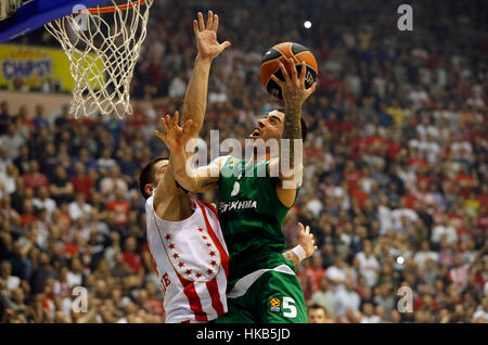 Belgrad, Serbien. 26. Januar 2017. Mike James (R) von Panathinaikos wetteifert mit Crvena Zvezdas Stefan Jovic während ihrer regulären Saison rund 20 Euroleague Basketball-Match in Belgrad, Serbien. Crvena Zvezda gewann 72-66. Bildnachweis: Predrag Milosavljevic/Xinhua/Alamy Live-Nachrichten Stockfoto