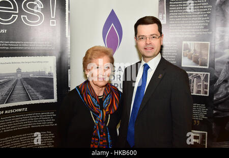 Armagh City, Großbritannien. 26. Januar 2017. Staatssekretär für Nordirland James Brokenshire MP trifft Mindu Hornick, ein Überlebender des KZ Auschwitz, bei einer Holocaust-Gedenkveranstaltung in Stadt Armagh, Nordirland. Bildnachweis: Mark Winter/Alamy Live-Nachrichten Stockfoto