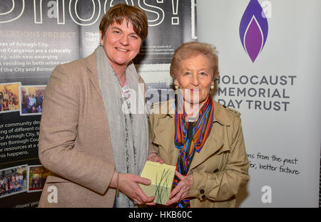 Armagh City, Großbritannien. 26. Januar 2017. DUP Leader Arlene Foster präsentiert Mindu Hornick, ein Überlebender des KZ Auschwitz mit einem Geschenk von ihrem Besuch in Armagh Stadt, an einer Holocaust-Gedenkveranstaltung in Stadt Armagh, Nordirland. Bildnachweis: Mark Winter/Alamy Live-Nachrichten Stockfoto