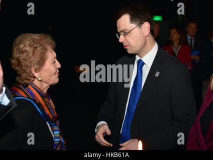 Armagh City, Großbritannien. 26. Januar 2017. Secretary Of State for NI James Brokenshire trifft Mindu Hornick, ein Überlebender des KZ Auschwitz, bei einer Holocaust-Gedenkveranstaltung in Stadt Armagh, Nordirland. Bildnachweis: Mark Winter/Alamy Live-Nachrichten Stockfoto