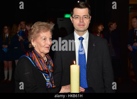 Armagh City, Großbritannien. 26. Januar 2017. Secretary Of State for NI James Brokenshire trifft Mindu Hornick, ein Überlebender des KZ Auschwitz, bei einer Holocaust-Gedenkveranstaltung in Stadt Armagh, Nordirland. Bildnachweis: Mark Winter/Alamy Live-Nachrichten Stockfoto