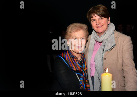 Armagh City, Großbritannien. 26. Januar 2017. DUP Leader Arlene Foster trifft Mindu Hornick, ein Überlebender des KZ Auschwitz, bei einer Holocaust-Gedenkveranstaltung in Stadt Armagh, Nordirland. Bildnachweis: Mark Winter/Alamy Live-Nachrichten Stockfoto