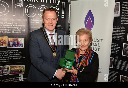 Armagh City, Großbritannien. 26. Januar 2017. DUP Stadtrat Gareth Wilson präsentiert Mindu Hornick, ein Überlebender des KZ Auschwitz mit einem Geschenk von ihrem Besuch in Armagh Stadt, an einer Holocaust-Gedenkveranstaltung in Stadt Armagh, Nordirland. Bildnachweis: Mark Winter/Alamy Live-Nachrichten Stockfoto