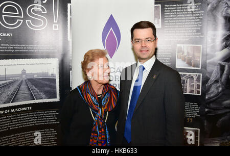 Armagh City, Großbritannien. 26. Januar 2017. Staatssekretär für Nordirland James Brokenshire MP trifft Mindu Hornick, ein Überlebender des KZ Auschwitz.   Picture by Mark Winter/Alamy Live-Nachrichten Stockfoto