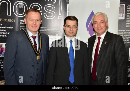 Armagh City, Großbritannien. 26. Januar 2017. DUP Stadtrat Gareth Wilson mit Secretary Of State for NI James Brokenshire MP und Zeremonienmeister, TV-Moderatorin Paul Clark besuchen einer Holocaust-Gedenkveranstaltung in Stadt Armagh, Nordirland. Bildnachweis: Mark Winter/Alamy Live-Nachrichten Stockfoto