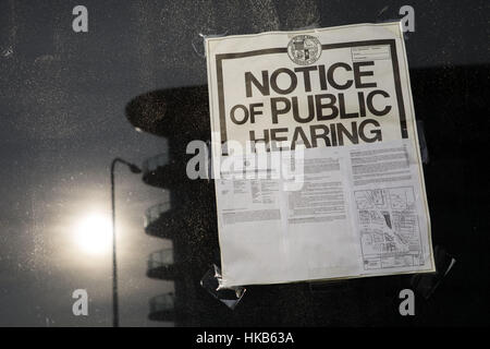 Los Angeles, CA, USA. 14. Dezember 2016. Eine Bekanntmachung der öffentlichen Anhörung wird auf das Fenster des Standortes vorgeschlagene Entwicklung von 333 S. La Cienega, gegenüber Westbury Terrassenwohnungen, an der Kreuzung von San Vicente und La Cienega auf Mittwoch, 14. Dezember 2016 in Los Angeles, Kalifornien. Die 333 S. La Cienega Entwicklung ist ein 16-geschossigen Luxus Apartment Wohngebäude geplant vom Entwickler Rick Caruso. Der LA-Stadtrat genehmigte einen überarbeiteten Vorschlag nach einer Verringerung der Höhe, während Gegner des Projekts Bewohner der Westbury Terrasse bauen, einem 11-stöckigen Eigentumswohnung enthalten Stockfoto