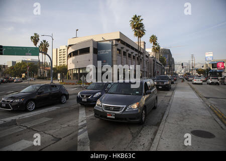 Los Angeles, CA, USA. 14. Dezember 2016. Autos fahren vorbei an der vorgeschlagenen Entwicklungsstandort von 333 S. La Cienega, gegenüber Westbury Terrassenwohnungen, hinten links, an der Kreuzung von San Vicente und La Cienega auf Mittwoch, 14. Dezember 2016 in Los Angeles, Kalifornien. Die 333 S. La Cienega Entwicklung ist ein 16-geschossigen Luxus Apartment Wohngebäude geplant vom Entwickler Rick Caruso. Der LA-Stadtrat genehmigte einen überarbeiteten Vorschlag nach einer Verringerung der Höhe, während Gegner des Projekts Bewohner der Gebäude, einer 11-geschossige Eigentumswohnanlage auf der anderen Straßenseite Westbury Terrasse inklusive. © Stockfoto