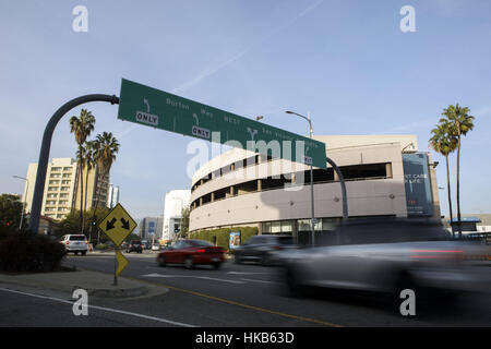 Los Angeles, CA, USA. 14. Dezember 2016. Autos fahren vorbei an der vorgeschlagenen Entwicklungsstandort von 333 S. La Cienega, gegenüber Westbury Terrassenwohnungen, hinten links, an der Kreuzung von San Vicente und La Cienega auf Mittwoch, 14. Dezember 2016 in Los Angeles, Kalifornien. Die 333 S. La Cienega Entwicklung ist ein 16-geschossigen Luxus Apartment Wohngebäude geplant vom Entwickler Rick Caruso. Der LA-Stadtrat genehmigte einen überarbeiteten Vorschlag nach einer Verringerung der Höhe, während Gegner des Projekts Bewohner der Gebäude, einer 11-geschossige Eigentumswohnanlage auf der anderen Straßenseite Westbury Terrasse inklusive. © Stockfoto