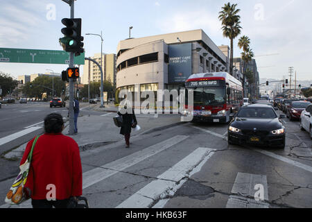 Los Angeles, CA, USA. 14. Dezember 2016. Autos fahren vorbei an der vorgeschlagenen Entwicklungsstandort von 333 S. La Cienega, gegenüber Westbury Terrassenwohnungen, hinten links, an der Kreuzung von San Vicente und La Cienega auf Mittwoch, 14. Dezember 2016 in Los Angeles, Kalifornien. Die 333 S. La Cienega Entwicklung ist ein 16-geschossigen Luxus Apartment Wohngebäude geplant vom Entwickler Rick Caruso. Der LA-Stadtrat genehmigte einen überarbeiteten Vorschlag nach einer Verringerung der Höhe, während Gegner des Projekts Bewohner der Gebäude, einer 11-geschossige Eigentumswohnanlage auf der anderen Straßenseite Westbury Terrasse inklusive. © Stockfoto