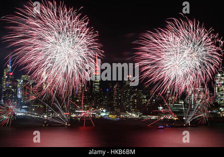 New York, USA. 26. Januar 2017. Feuerwerk erleuchten den Himmel über den Hudson River an den Feierlichkeiten des chinesischen Lunar New Year in New York, Vereinigte Staaten, am 26. Januar 2017. Bildnachweis: Qin Lang/Xinhua/Alamy Live-Nachrichten Stockfoto
