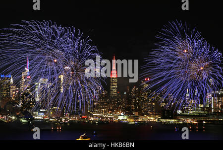 New York, USA. 26. Januar 2017. Feuerwerk erleuchten den Himmel über den Hudson River an den Feierlichkeiten des chinesischen Lunar New Year in New York, Vereinigte Staaten, am 26. Januar 2017. Bildnachweis: Qin Lang/Xinhua/Alamy Live-Nachrichten Stockfoto