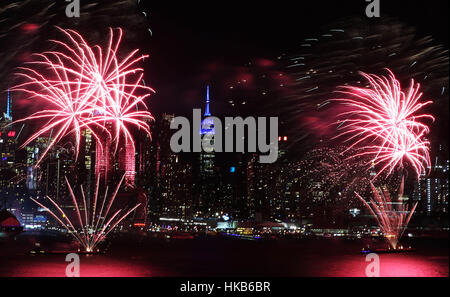 New York, USA. 26. Januar 2017. Feuerwerk erleuchten den Himmel über den Hudson River an den Feierlichkeiten des chinesischen Lunar New Year in New York, Vereinigte Staaten, am 26. Januar 2017. Bildnachweis: Qin Lang/Xinhua/Alamy Live-Nachrichten Stockfoto