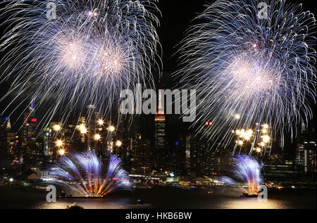 New York, USA. 26. Januar 2017. Feuerwerk erleuchten den Himmel über den Hudson River an den Feierlichkeiten des chinesischen Lunar New Year in New York, Vereinigte Staaten, am 26. Januar 2017. Bildnachweis: Qin Lang/Xinhua/Alamy Live-Nachrichten Stockfoto
