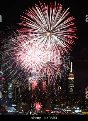 New York, USA. 26. Januar 2017. Feuerwerk erleuchten den Himmel über den Hudson River an den Feierlichkeiten des chinesischen Lunar New Year in New York, Vereinigte Staaten, am 26. Januar 2017. Bildnachweis: Qin Lang/Xinhua/Alamy Live-Nachrichten Stockfoto